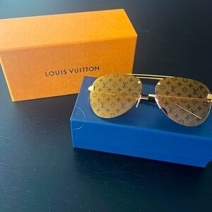 Louis Vuitton pilot light sunglasses